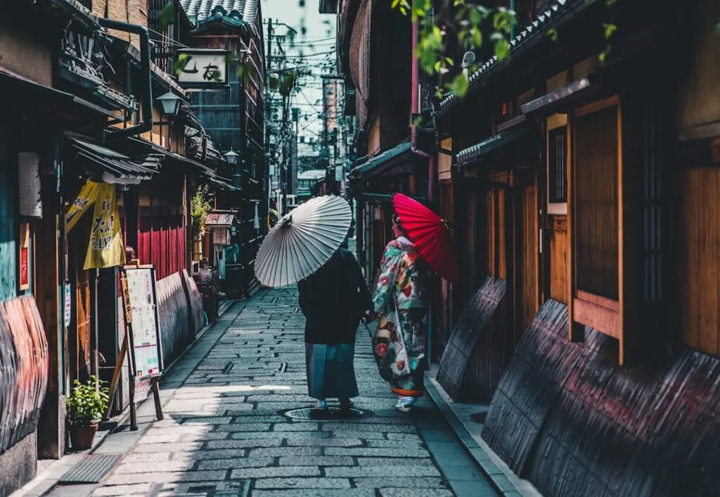日本の街を歩く旅行イメージ