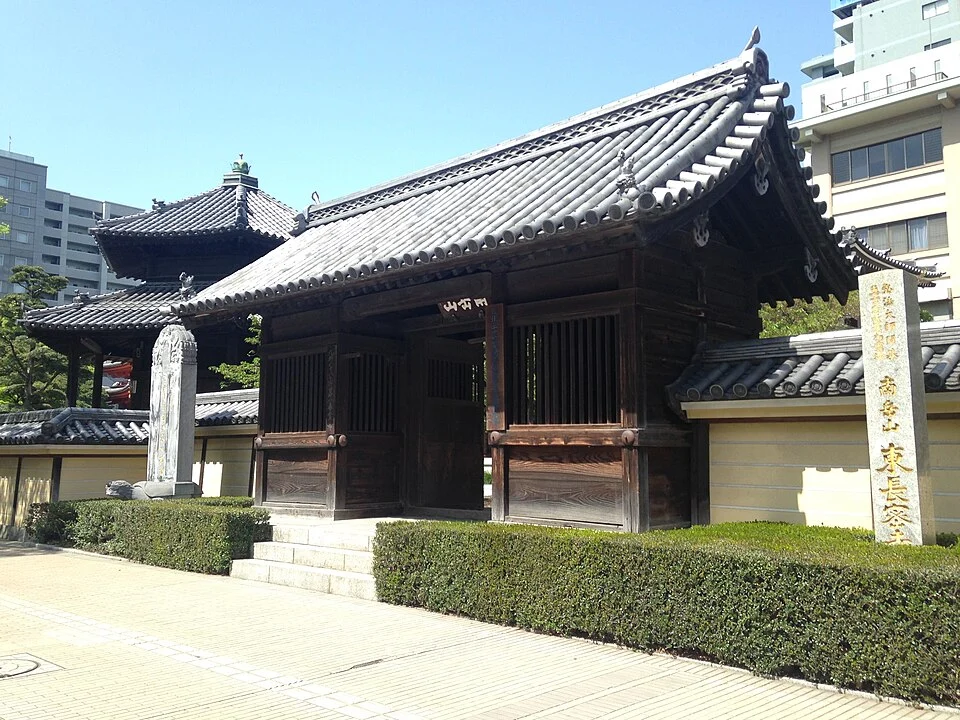 2016年に撮影された福岡市の東長寺山門と六角堂