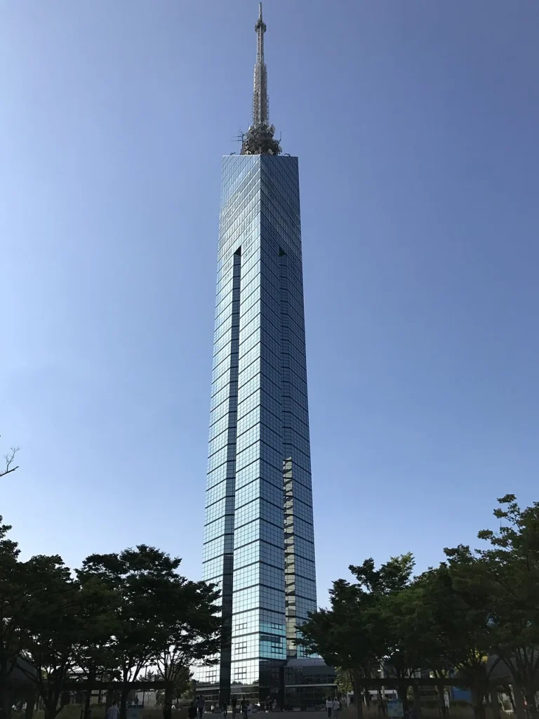 福岡タワーを南側から撮影した2017年の実景