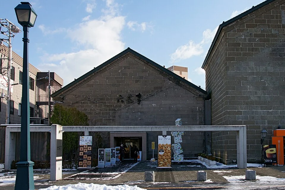 2011年撮影の小樽堺町通りの六花亭店舗