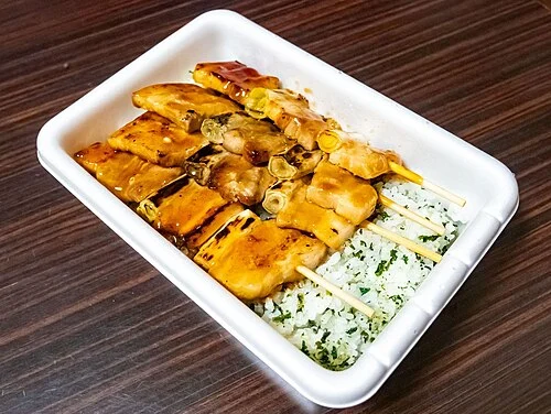 2019年撮影の函館ハセガワストアのやきとり弁当