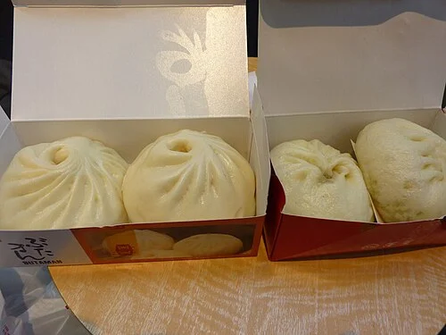 2010年撮影、551蓬莱の豚まん（右）と蓬莱本館の豚まん（左）の比較