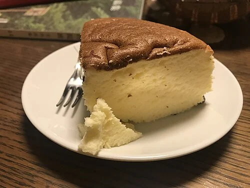 2023年撮影、りくろーおじさんのチーズケーキ