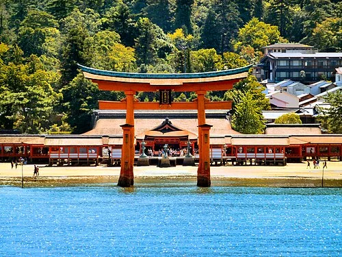 2014年撮影の海から見た嚴島神社の社殿と大鳥居
