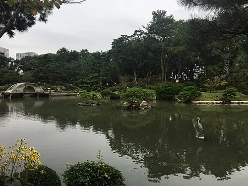 2016年10月撮影の広島・縮景園の庭園と橋