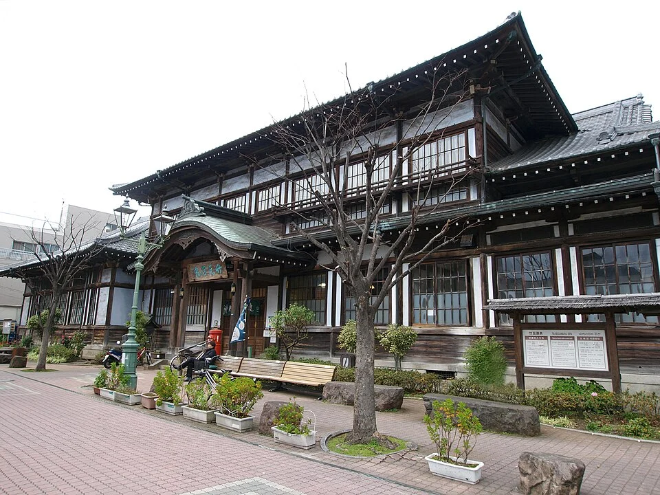 別府市の竹瓦温泉の歴史ある建物の外観