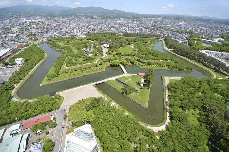 五稜郭タワーから望む夏の星形の五稜郭と函館市街