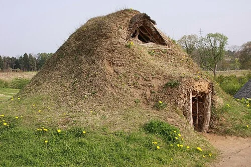 2008年撮影の三内丸山遺跡にある復元土葺住居