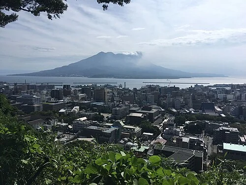 2018年に城山展望台周辺から撮影した桜島と鹿児島市街