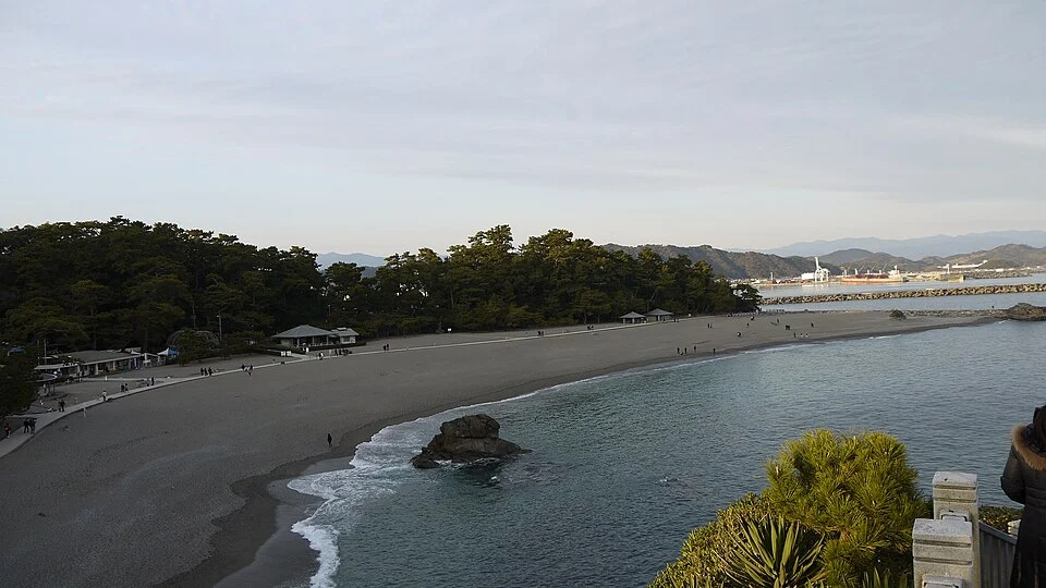 2013年に撮影された高知市桂浜の砂浜と太平洋の風景