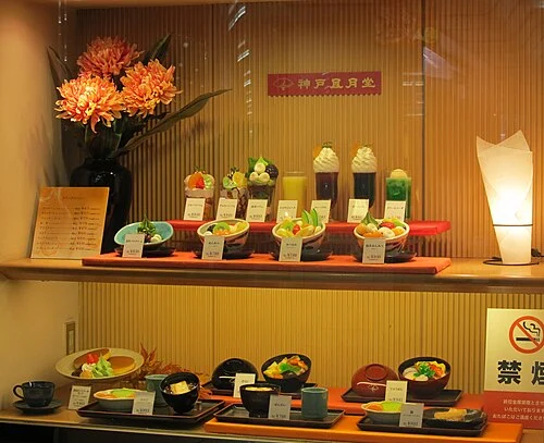2012年撮影の神戸風月堂さんちか店のショーウィンドウ