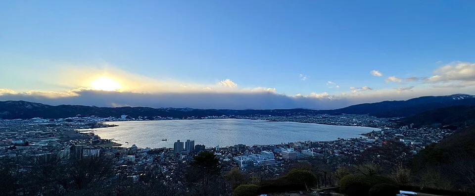 2022年12月に立石公園東側から見た冬の諏訪湖の夕景。御神渡りではない